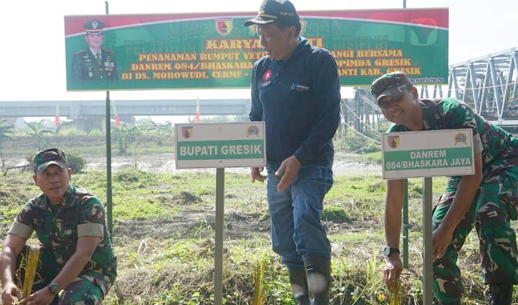 Bupati Sambari, Dandim Budi, dan Danrem Sudaryanto saat tanam rumput vetiver di tepi Kali Lamong. foto: ist.