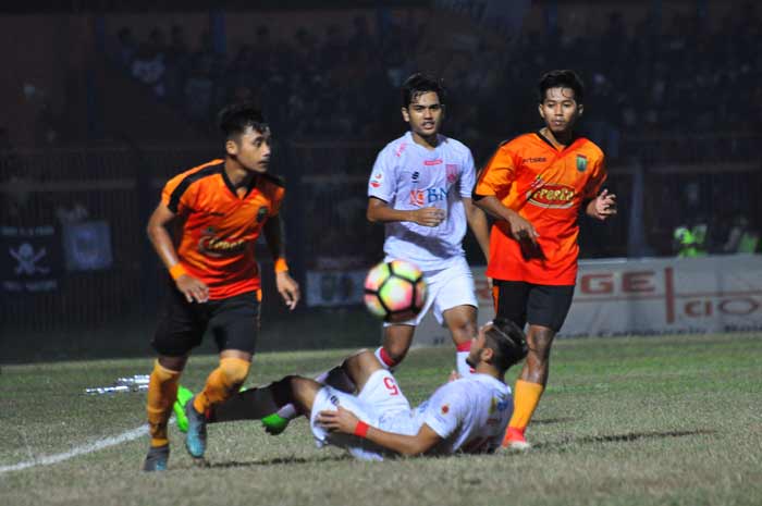 Ilustrasi: Pemain Persibo saat menjamu Persis Solo dalam friendly match beberapa waktu lalu.