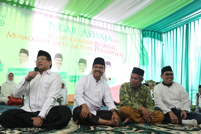 Wakil Gubernur Jawa Timur Drs. H. Saifullah Yusuf bersama KH Marzuki Mustamar saat menghadiri Ngaji Aswaja, Silaturahim Mubalighot serta Aktivis Perempuan se-Malang Raya di Pondok Pesantren Sabilurrosyad Gasek Malang, Sabtu (23/12).