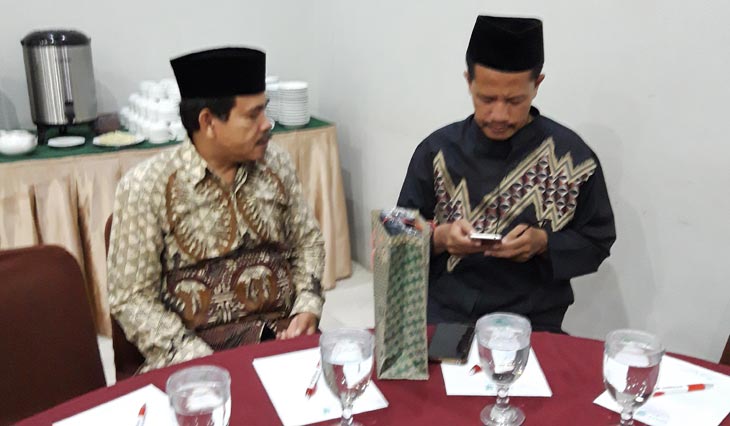 Rahmat Mahmudi (kiri) ketika berbincang dengan Ketua PCNU Kabupaten Kediri KH. Muhammad Ma