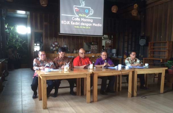 Jajaran petinggi OJK bersama Kepala Bank Indonesia Kediri saat jumpa pers terkait perekonomian di wilayah Kota Kediri. foto: arif kurniawan/ BANGSAONLINE