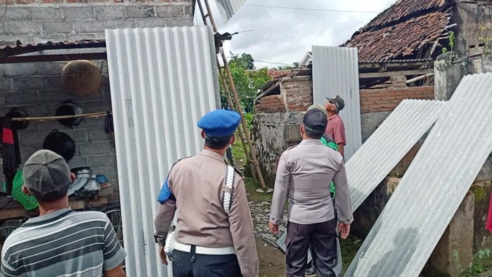 Anggota TN-Polri sedang membersihkan sisa-sisa atap rumah warga akibat terjangan puting beliung.