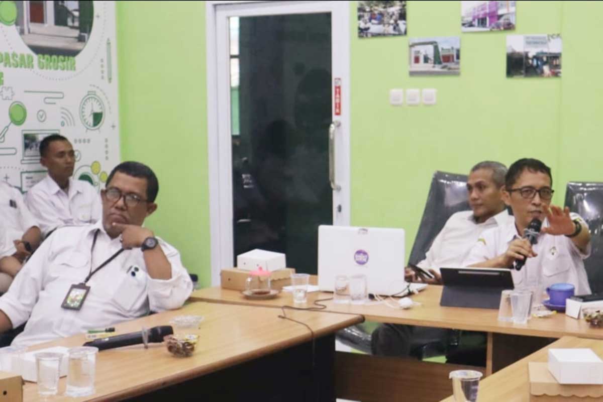 Djauhari Luthfi, Direktur Utama PD Pasar Joyoboyo (kiri depan) saat memantau Monev Sosial Media. Foto: Ist.