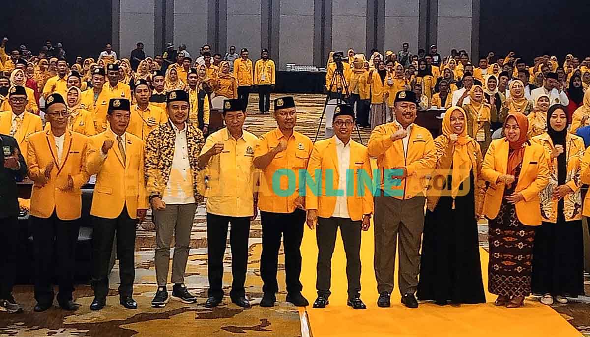 Ketua DPD Golkar Gresik terpilih, Wongso Negoro (dua dari kiri), bersama Ketua Golkar Jatim, Ali Mufthi, dan pengurus saat Musda ke-XI. Foto: SYUHUD/BANGSAONLINE