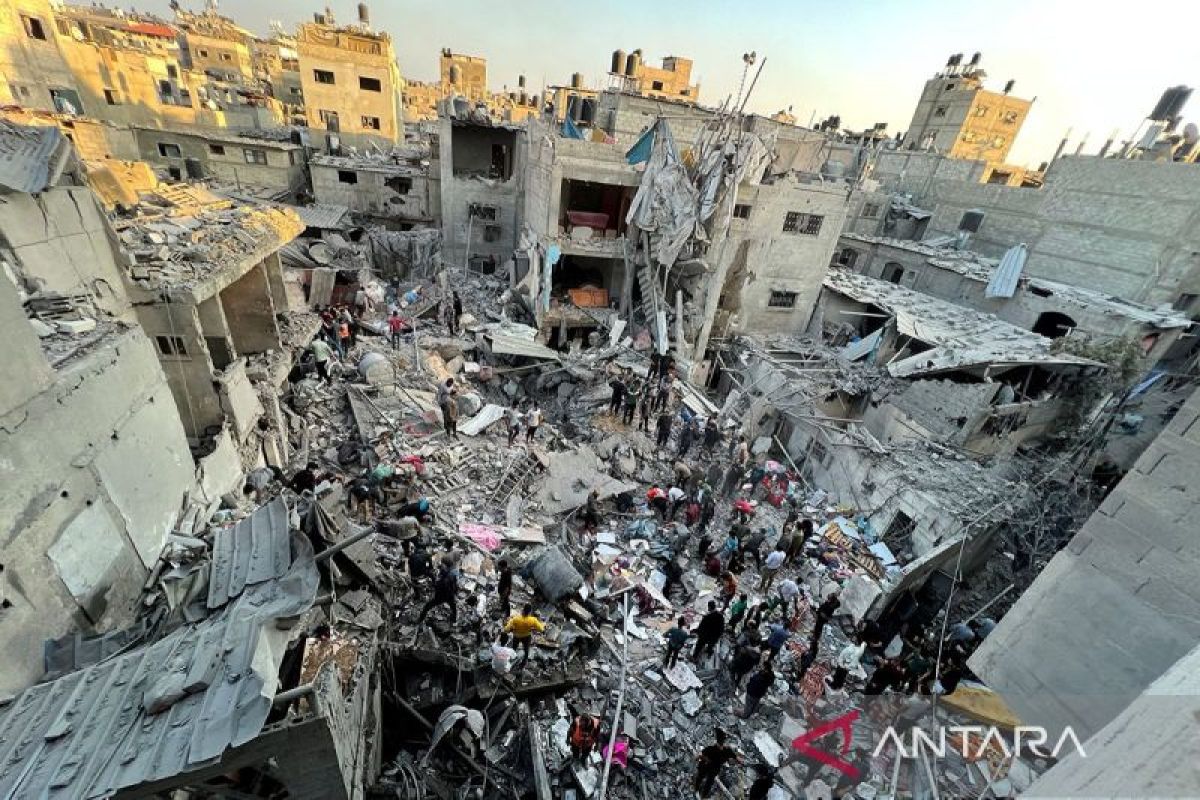 Siuasi Ghaza yang hnacur akibat perang.  Warga Palestina mencari korban di lokasi serangan Israel terhadap rumah-rumah di kamp pengungsi Jabalia, rumah sakit Indonesia, di Jalur Gaza utara (18/11/2023). ANTARA/REUTERS/Fadi Alwhidi/aa.