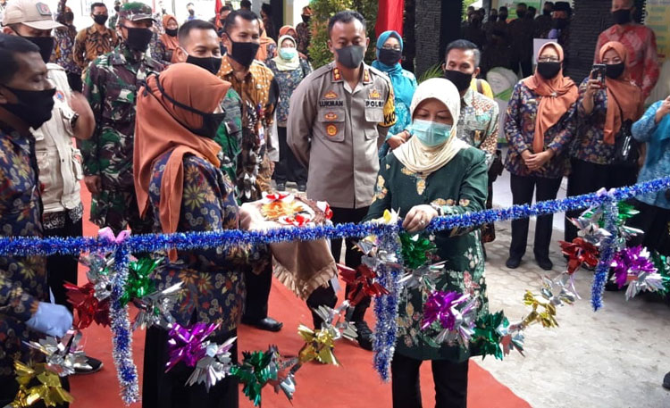 Launching Kampung Tangguh Semeru Desa Blawe ditandai dengan pengguntingan pita oleh Bupati Kediri dr. Hj. Haryanti Sutrisno.
