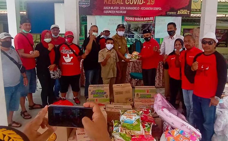 Kades Karangrejo Muhammad Zainul saat menerima bantuan kemanusiaan dari PAC PDIP Prigen.