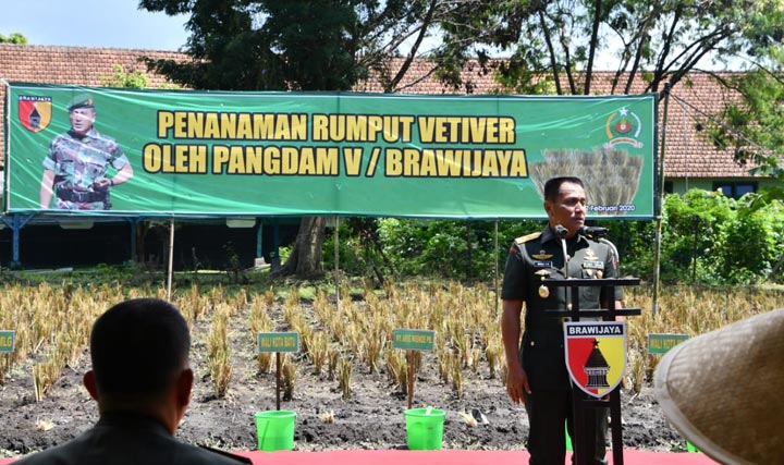 Pangdam V/Brawijaya Mayjen TNI Wisnoe, P. B. memberikan sambutan sebelum penanaman vetiver.