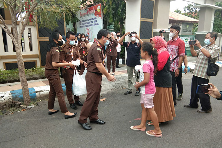  Kepala Kejaksaan Negeri (Kajari) Nganjuk, Nophy Tennophero Suoth, membagikan takjil untuk berbuka puasa di depan Kantor Kejaksaan Negeri (Kejari) Nganjuk, Jalan Darmojoyo no 24, Selasa (26/4/2022).