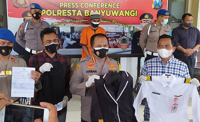 Kapolresta Banyuwangi Kombes Pol Arman Asmara Syarifuddin menunjukkan barang bukti baju pilot saat rilis pers, Kamis (21/1).