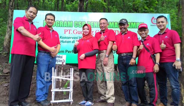 Bupati Kediri terpilih Haryanti bersama direksi PT. Gudang Garam di hutan Tarokan Kabupaten Kediri.(foto: arif kurniawan/ BANGSAONLINE)