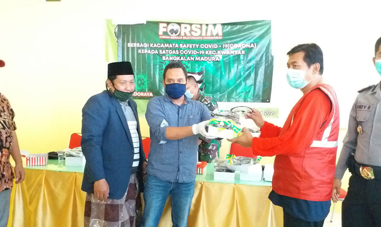 H. Imron Thohir (tengah pakai masker biru) memberikan APD berupa Kacamata Safety kepada perwakilan tenaga medis di pos pantau Suramadu, Sabtu (11/4).