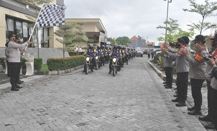 Para Bhabinkamtibmas Sidoarjo pada Senin (7/12/2020) pagi, mulai menyalurkan bantuan 10 ton sembako dari Kapolri. (foto: ist)
