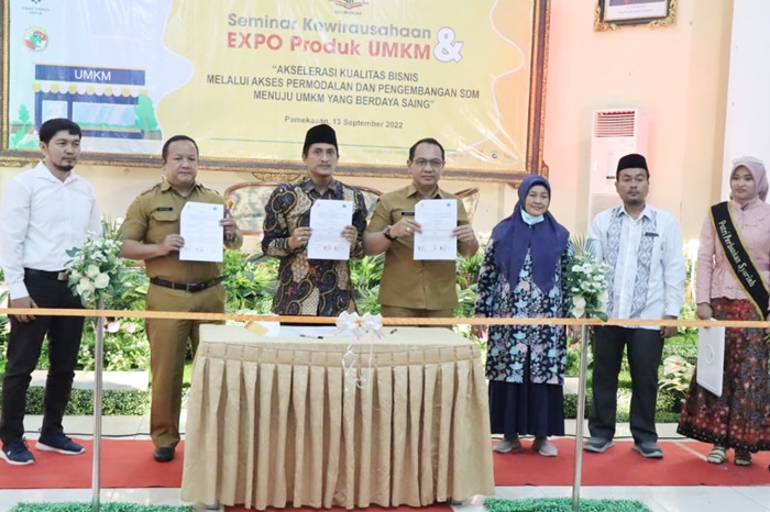 Rektor IAIN Madura Zainal Abidin didampingi Kepala Dinas Tenaga Kerja Pamekasan Supriyanto, dan Kepala Dinas Koperasi dan UKM Pamekasan Muttaqin, usai melakukan penandatanganan.