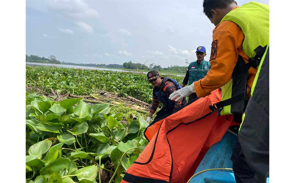 Petugas SAR saat mengevakuasi jasad korban dari Sungai Brantas.