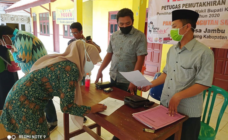 Proses pelantikan Petugas Pemutakhiran Data Pemilih (PPDP) Desa Jambu.