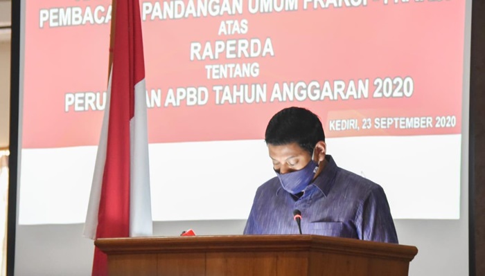 Wali Kota Kediri, Abdullah Abu Bakar, saat menyampaikan Jawaban Atas Pandangan Umum 8 Fraksi DPRD Kota Kediri. foto: ist.