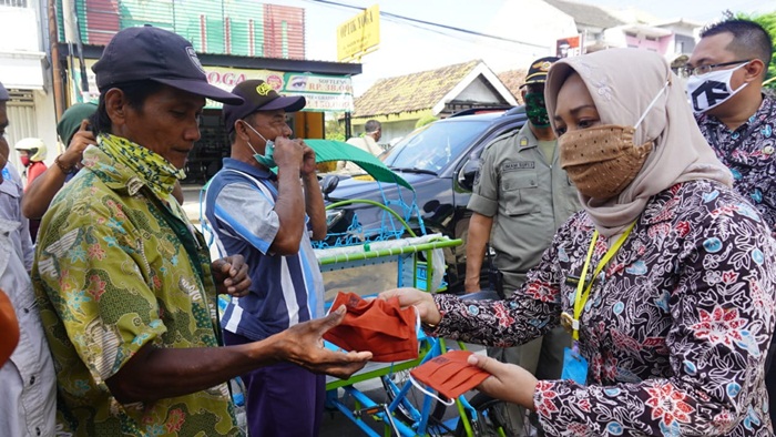 Ning Ita saat sosialisasi pemakaian masker ke warga.