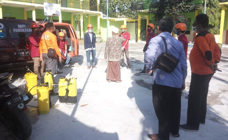 FRPB, Rapi, serta Mahasiswa Unira yang melakukan KKN Mandiri Bidang Pengabdian Relawan Covid-19 saat melaksanakan kegiatan penyemprotan disinfektan dan sosialisasi New Normal.