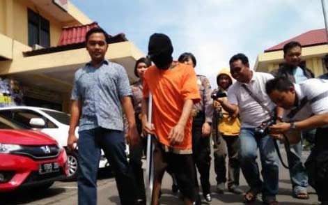 Pelaku pencabulan saat digelandang di Mapolres Mojokerto. foto: beritajatim