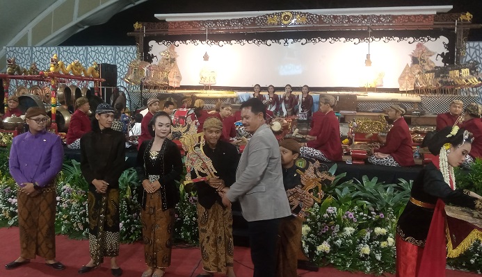 Penyerahan tokoh wayang oleh Wali Kota Madiun sebagai tanda akan dimulainya pagelaran. Foto: HENDRO SUHARTONO/ BANGSAONLINE