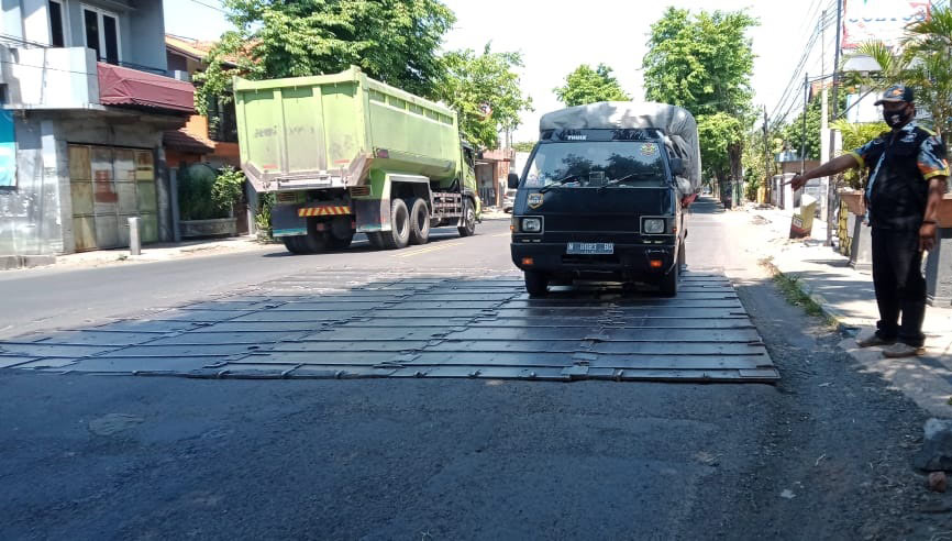 Pelat besi di jembatan dekat Okabawes, Kelurahan Dermo, Kecamatan Bangil, di jalan Nasional Pasuruan-Surabaya yang menjadi sorotan karena terlalu membahayakan pengguna jalan yang melintas.