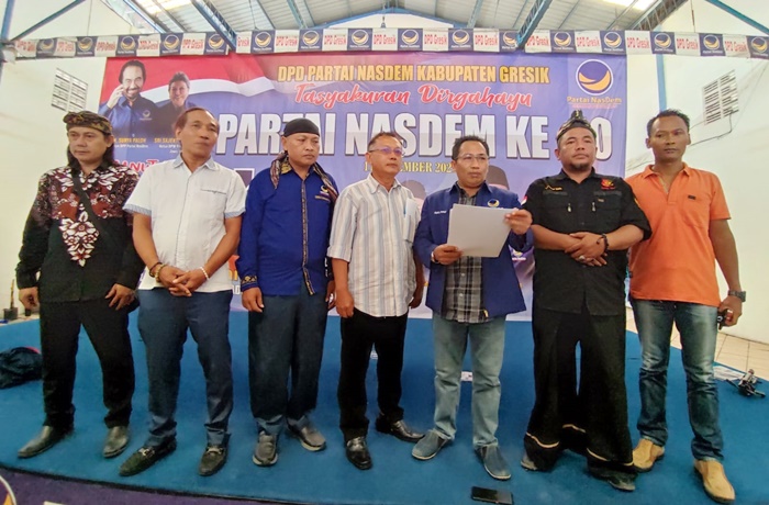 Sekretaris DPD Nasdem Gresik Ainul Fuad didampingi Nur Hudi Didin Arianto, Muhammad Nasir, Wakil Ketua Irfan Choirie, SH saat memberikan keterangan pers di Kantor DPD Nasdem Gresik, di Jalan Raya Veteran, Gresik. foto: SYUHUD/BANGSAONLINE