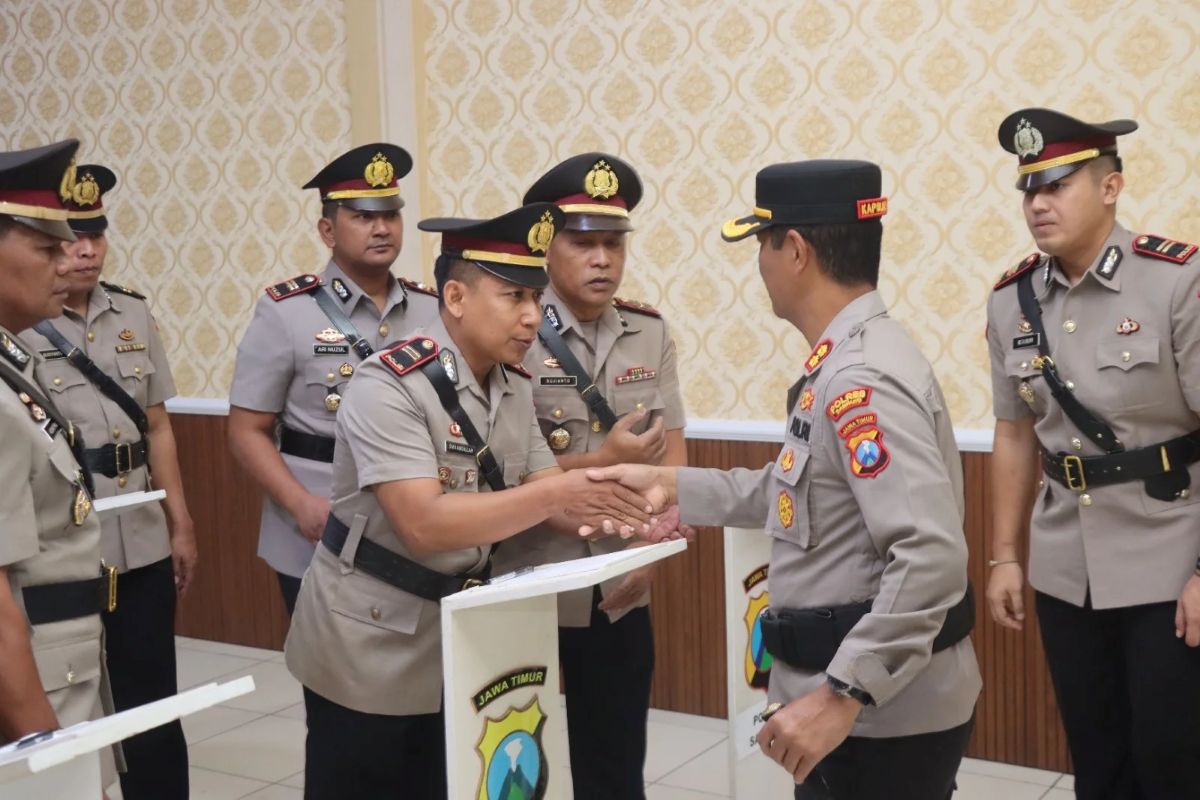 Kapolres Sampang AKBP Hartono memberikan selamat kepada para Kapolsek yang baru dilantik