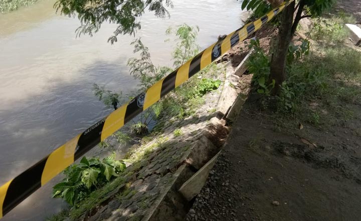 Longsornya tebing penahan jalan. 