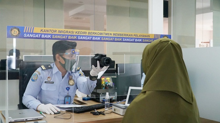 Petugas Imigrasi Kediri saat sedang melayani pemohon. foto: ist.