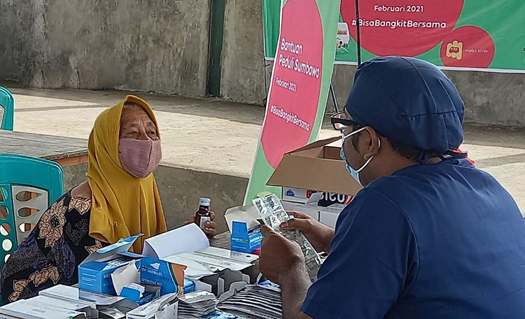 Indosat memberikan bantuan kepada warga terdampak. (foto: ist)