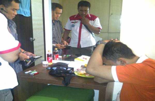 Anggota Polsek Pabean positif narkoba bersama kekasihnya. (foto: rusmiyanto/BANGSAONLINE)