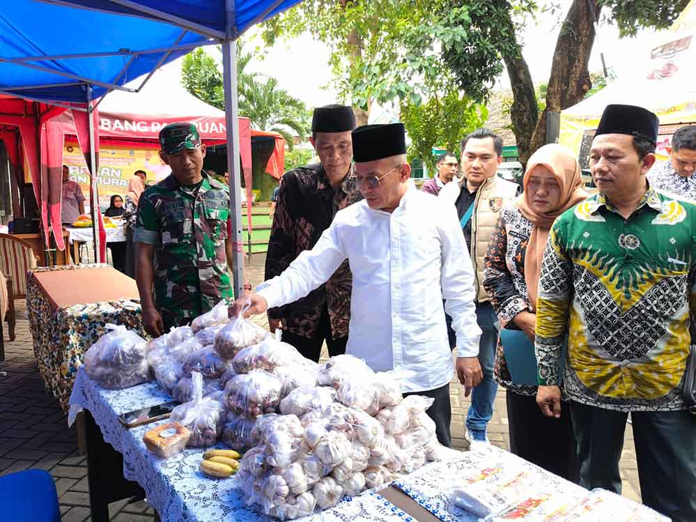 Wabup Pasuruan, Shobih Asrori didampingi Kanit Ekonomi Polres Pasuruan saat mengecek GPM.