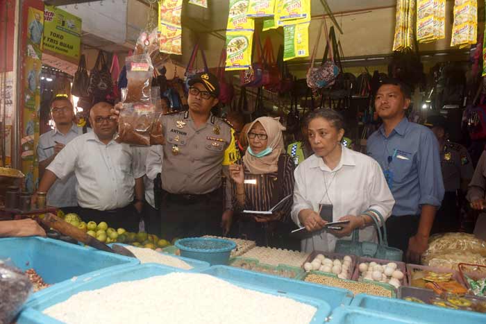 TPID saat melakukan sidak ke sejumlah pasar tradisional di Kota Kediri untuk memantau harga beberapa komoditas. foto: ARIF K/ BANGSAONLINE