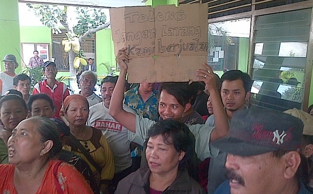 TOLAK RELOKASI - Para pedagang saat mendatangi kantor Kelurahan Semampir sebelum menuju unit 1 PT. Gudang Garam, Rabu (14/5/2014) siang. Foto : arif kurniawan/BangsaOnline
