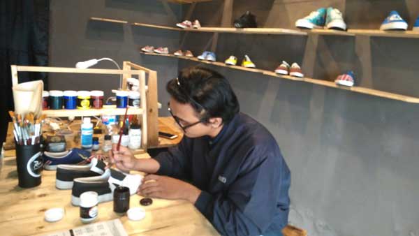 Ribut Purnomo saat menyelesaikan pesanan. foto: m 