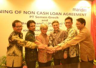 KERJASAMA. Beberapa pejabat PT SMI, Direktur SG, Direktur Institusional Banking Bank Mandiri, dan Direktur Keuangan SMI usai tandantangan. 