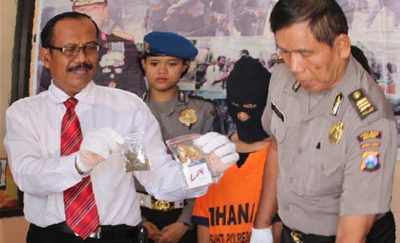 Tersangka beserta barang bukti saat diamankan di Mapolres Ngawi.