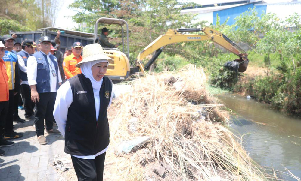 Gubernur Khofifah saat meninjau pengerukan Sungai Avour di Gedangan Sidoarjo sebagai mitigasi jelang musim hujan.