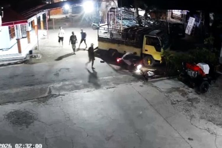 Tangkapan layar CCTV detik-detik motor yang dikendari pelajar menabrak truk pengangkut sapi kurban di ponorogo