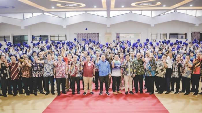 Bupati Hendy foto bersama dengan para Atlet Kontingen Porprov Jember beserta official.