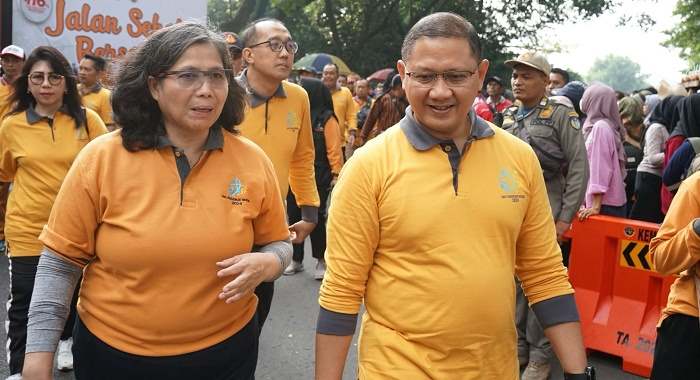 Pj Wali Kota Kediri, Zanariah dan Kepala Dinas Pendidikan Provinsi Jawa Timur, Aries Agung Paewai, saat ikut jalan sehat. Foto: Ist.