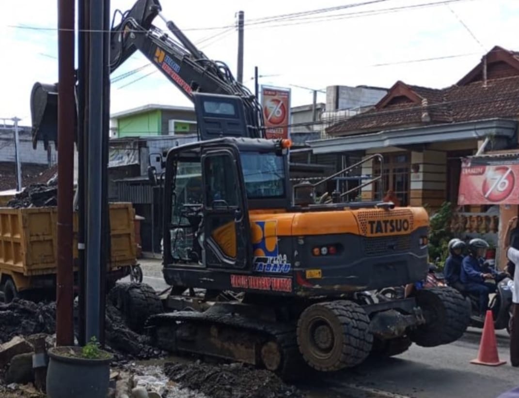 Salah satu alat berat DPUPR Kota Batu diperbantukan melakukan pengerukan sedimen di Kali Jowo, Desa Giripurno, Bumiaji, Kota Batu