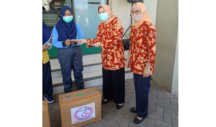 Peringati HUT DWP dan Hari Ibu, Dharma Wanita Kabupaten Pasuruan Bagi-Bagi Sembako