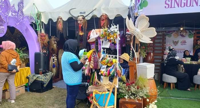 Pengunjung saat mendatangi salah satu stan bazar. Foto: Ist. 