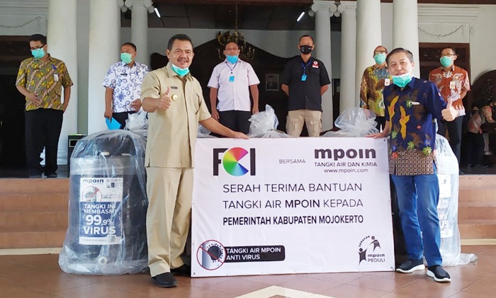 Komisaris Utama PT Bangun Indopralon Sukses Ir. Indrajana (kanan) menyerahkan Tangki Air Mpoin kepada Bupati Mojokerto Pungkasiadi.