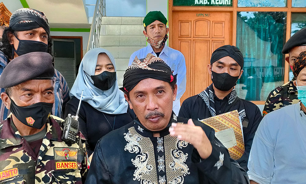 Ketua Lesbumi PCNU Kabupaten Kediri Abu Muslich didampingi jajaran pengurus lainnya saat memberi keterangan kepada wartawan, Jumat (1/10). foto: MUJI HARJITA/ BANGSAONLINE
