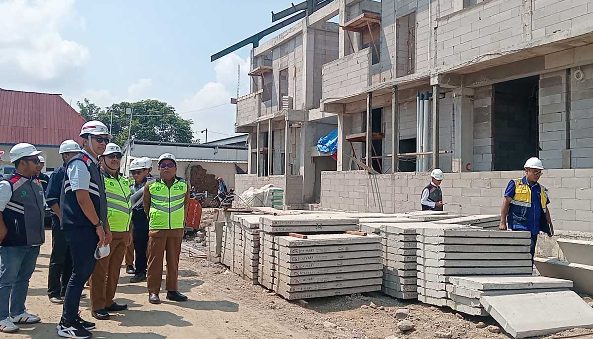 Bupati Jombang ketika meninjau proyek pembangunan sekolah rakyat.