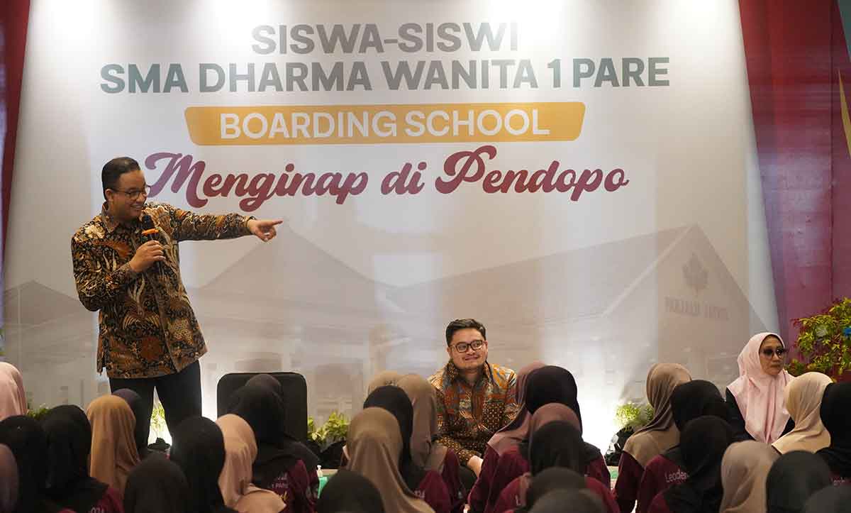 Didampingi Bupati Kediri, Anies Baswedan Sapa Siswa SMA Dharma Wanita Boarding School