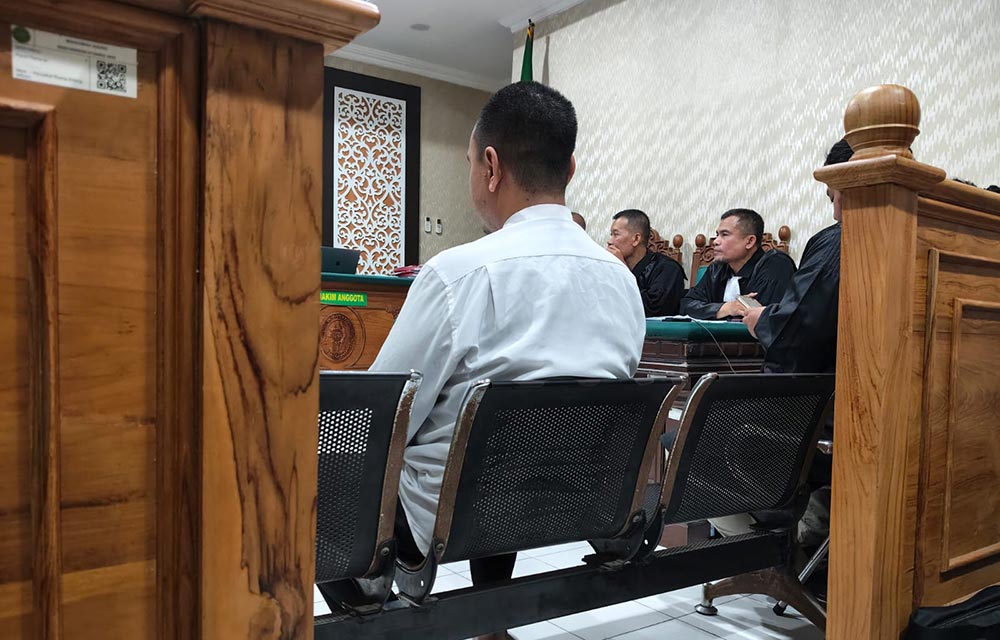 Furqon Azizi, terdakwa perkara dugaan penggelapan penjualan kasus busa ketika diadili di PN Sidoarjo. Foto: Dok. Ist.
